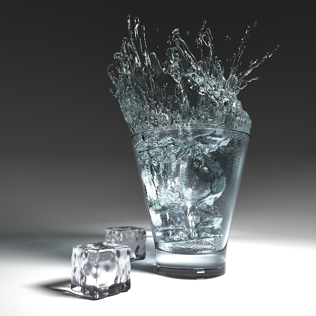 voda ve sklenici